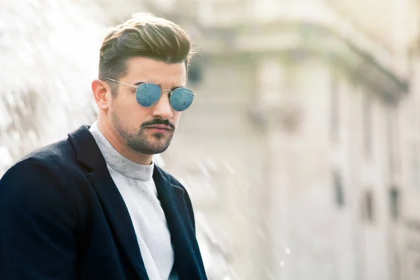 Hombre Guapo Elegante Con Gafas Sol Moderno Peinado Barba Exterior — Foto de Stock