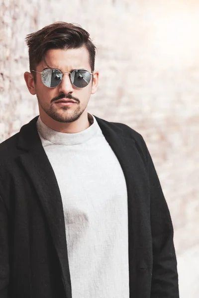 Hombre Guapo Elegante Con Gafas Sol Moderno Peinado Barba Exterior — Foto de Stock