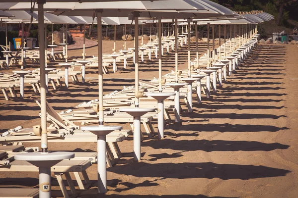 Tumbonas Sombrillas Repetición Playa Costa Italiana Con Multitud Sombrillas Sin — Foto de Stock