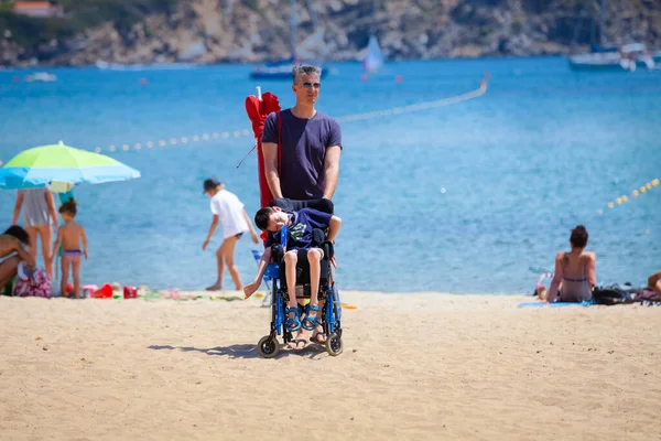 Isla Elba Italia Junio 2016 Niño Discapacitado Silla Ruedas Con — Foto de Stock