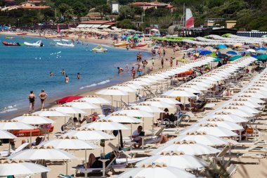 Procchio, İtalya. 28 Haziran 2016: Birçok insan Procchio Körfezi 'ndeki Elba Adası' ndaki en uzun plaja akın ediyor. Sayısız beyaz şemsiye.
