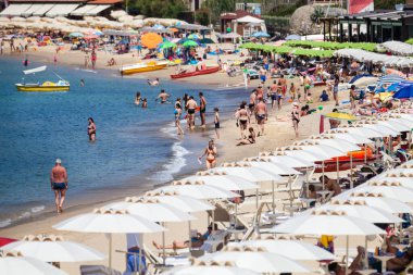 Procchio, İtalya. 28 Haziran 2016: Birçok insan Procchio Körfezi 'ndeki Elba Adası' ndaki en uzun plaja akın ediyor. Sayısız beyaz şemsiye.