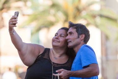Porto Azzurro, İtalya. 26 Haziran 2016: Mutlu çift selfie çekiyor. Elba Adası, İtalya 'nın Toskana bölgesinde. Şişman kadın..