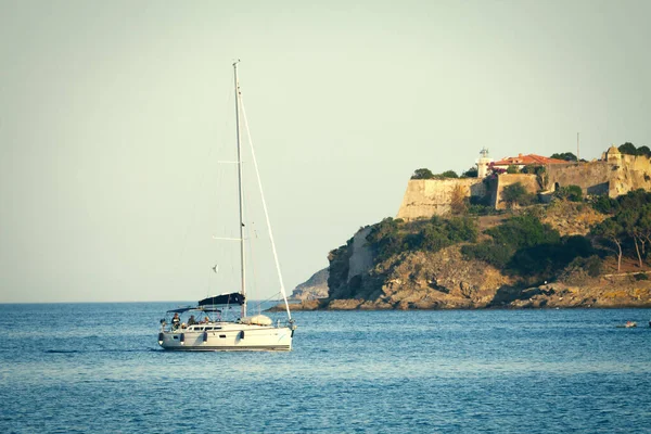 Mare Con Barca Vela Isola Elba Italia Faro Sulla Roccia — Foto Stock