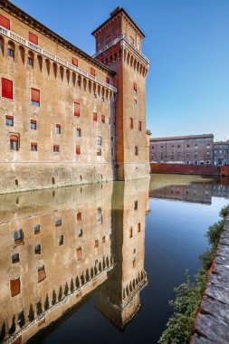 İtalya, Ferrara 'daki Castello Estense' de. Kuzey İtalya 'daki Ferrara' nın merkezindeki ortaçağ şatosuna demirlemiş. Dört köşeli kuleleri olan büyük bir bloktan oluşuyor..