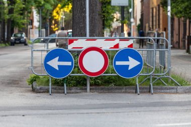 Yol işaretleri. Rotadan sapma, engelin işareti ve ondan kaçınmak için saptırma okları. Yol boyunca sağa ve sola ok at..