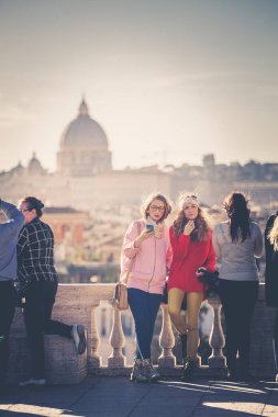 Roma, İtalya. 10 Ocak 2016: İtalya 'da Pincio terasında turistler ve insanlar. Aziz Peter ve Roma şehri manzarası.