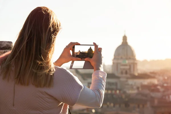 Toeristisch Vrouwtje Maakt Foto Van Smartphone Reis Naar Rome Italië — Stockfoto
