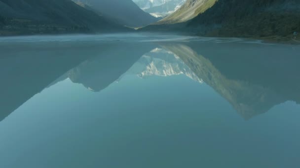 Akkem Lake a Altai Mountains v létě ráno. Sibiř, Rusko. Letecký pohled — Stock video