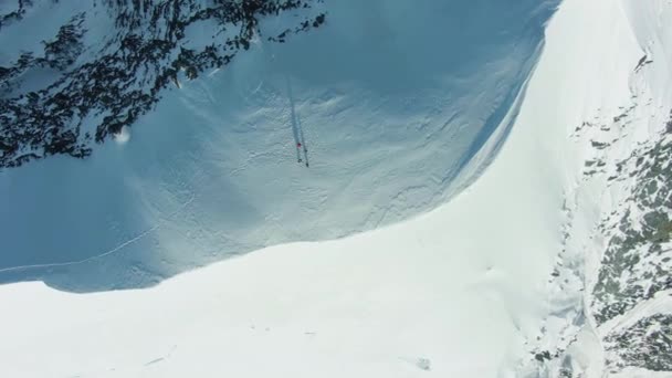 ヨーロッパアルプスの山の上の人々のグループ。空中垂直トップダウンビュー — ストック動画