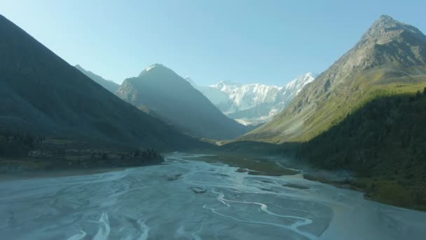 Lago Icy Akkem y montañas Altai en el día soleado. Siberia, Rusia. Vista aérea — Vídeo de stock