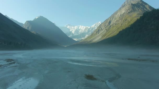 Akkem Lake and Altai Mountains in Sunny Day (en inglés). Siberia, Rusia. Vista aérea — Vídeos de Stock