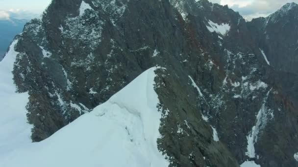 ヨーロッパアルプスの雪に覆われた山の頂上。空中展望 — ストック動画