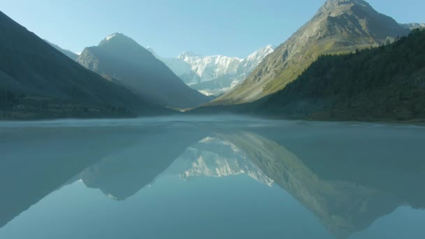 Danau Akkem dan Pegunungan Altai di Hari Sunny. Siberia, Rusia. Tampilan Udara — Stok Video