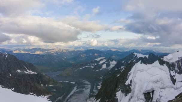 Montañas en los Alpes europeos y nubes al atardecer. Vista aérea — Vídeos de Stock