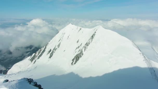Snowy Top of Mountain in European Alps in Sunny Day (em inglês). Vista aérea — Vídeo de Stock