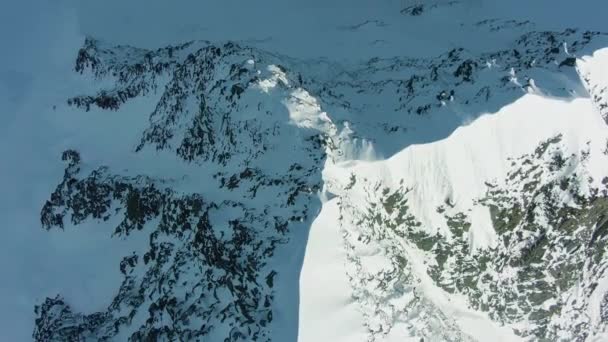 Snowy Top and Ridge of Mountain in European Alps in Sunny Day (en inglés). Vista aérea — Vídeo de stock