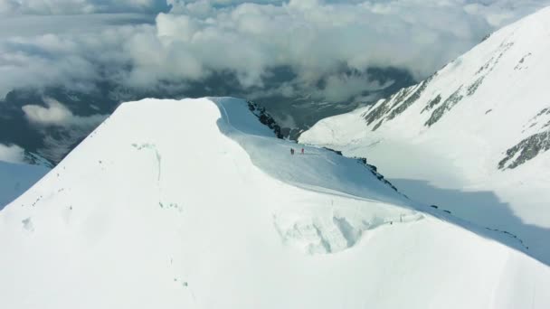 Cima innevata della montagna nelle Alpi europee. Vista aerea — Video Stock