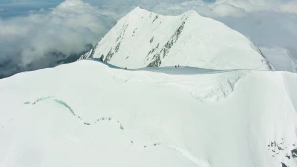 Haut de la montagne enneigé dans les Alpes européennes par temps ensoleillé. Vue Aérienne — Video