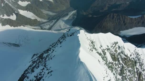Snowy Top en Ridge of Mountain in de Europese Alpen in Zonnige Dag. Luchtzicht — Stockvideo