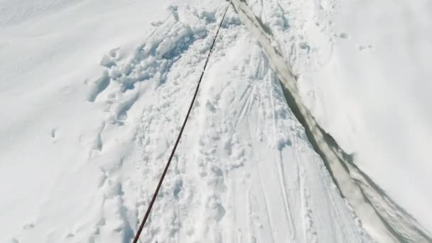 Шаги альпиниста над расселиной на леднике — стоковое видео