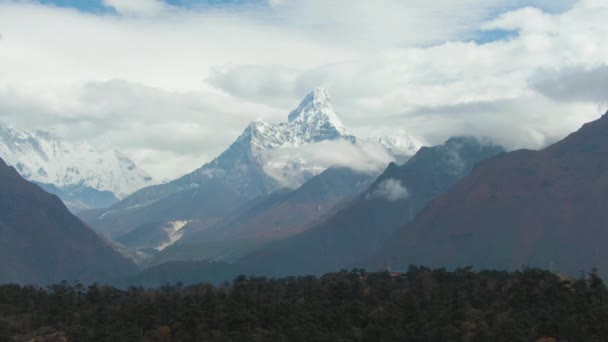 Ama Dablam山。 昆布山谷。 尼泊尔喜马拉雅。 空中视图 — 图库视频影像