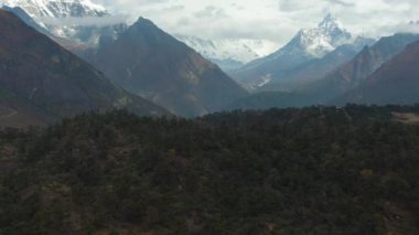 Ama Dablam ve Taboche Dağları güneşli bir günde. Himalaya, Nepal. Hava Görünümü