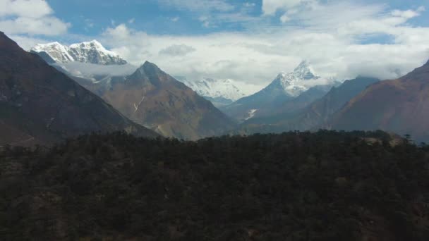 Ama Dablam a Taboche Mountains. Himalája, Nepál. Letecký pohled — Stock video