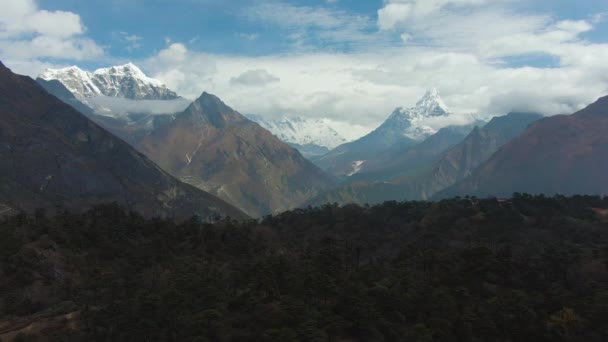 Ama Dablam y las montañas Taboche. Valle de Khumbu. Himalaya, Nepal. Vista aérea — Vídeo de stock