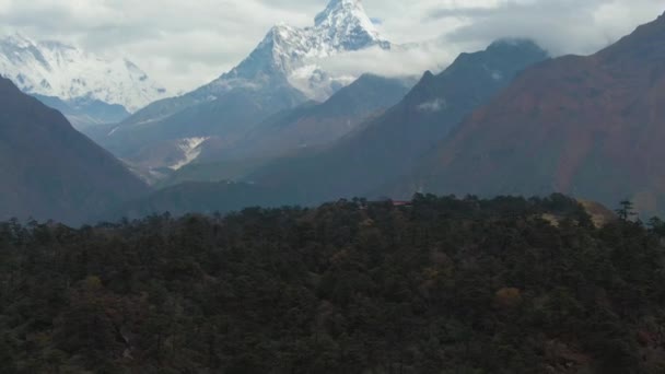 Ama Dablam hegy és tűlevelű erdő. Himalája, Nepál. Légitekintés — Stock videók