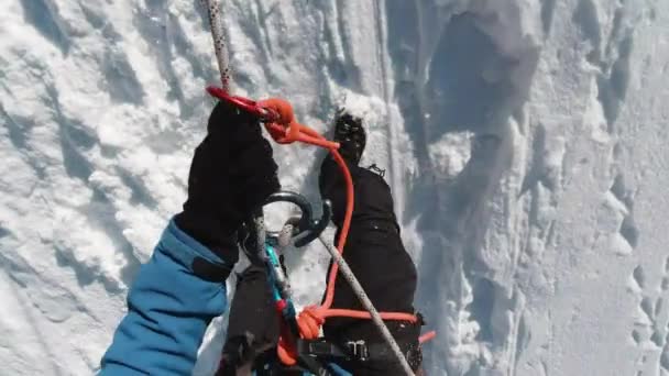 L'uomo alpinista sta usando la figura di otto, calata su corda fissa — Video Stock