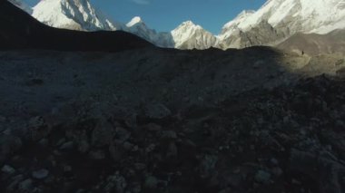 Pumori, Lingtren, Khumbutse ve Nuptse Dağları. Himalaya, Nepal. Hava Görünümü