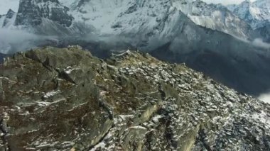 Nangartsang 'ın tepesindeki yürüyüşçü adam ve Ama Dablam Dağı. Nepal 'de. Hava Görünümü