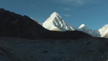 Pumori ve Lingtren Dağları. Himalaya, Nepal. Hava Görünümü