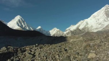 Pumori, Lingtren, Khumbutse ve Nuptse Dağları. Himalaya, Nepal. Hava Görünümü