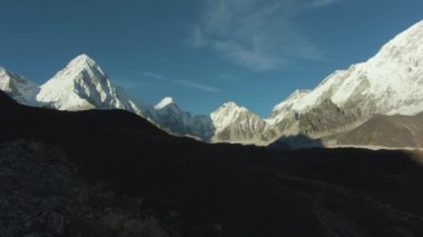 Pumori, Lingtren, Khumbutse ve Nuptse Dağları. Himalaya, Nepal. Hava Görünümü