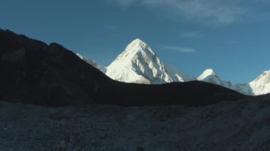 Pumori ve Lingtren Dağları. Himalaya, Nepal. Hava Görünümü