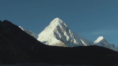 Pumori ve Lingtren Dağları. Himalaya, Nepal. Hava Görünümü