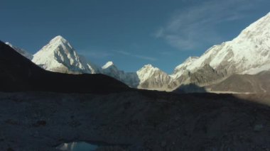 Pumori, Lingtren, Khumbutse ve Nuptse Dağları. Himalaya, Nepal. Hava Görünümü