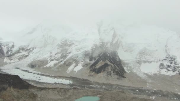 Homem no topo da montanha Kalapatthar. Everest e Nuptse. Nepal. Vista aérea — Vídeo de Stock