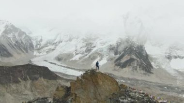 Kalapatthar Dağı 'nın tepesindeki adam. Everest, Nuptse, Pumori. Nepal 'de. Hava Görünümü