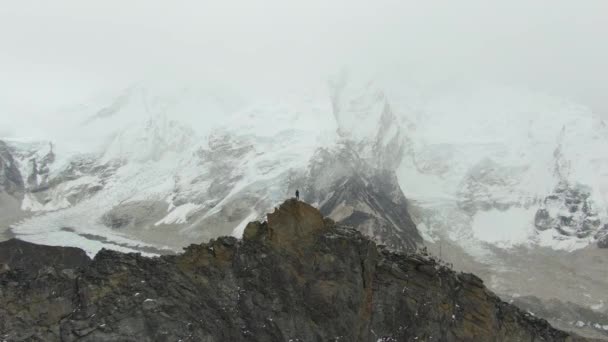 Man op de top van Kala Patthar Mountain. Everest en Nuptse. Nepal. Luchtzicht — Stockvideo