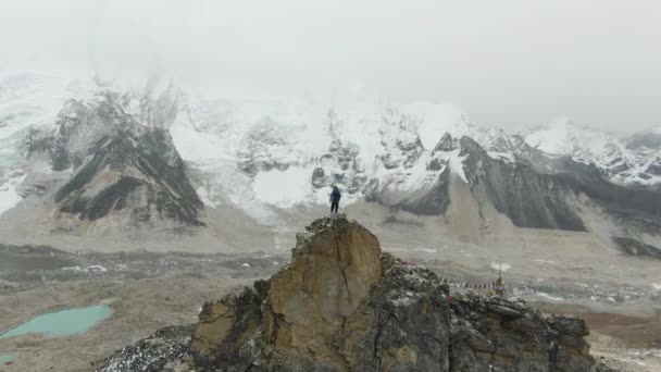 Homem no topo da montanha Kalapatthar. Everest e Nuptse. Nepal. Vista aérea — Vídeo de Stock