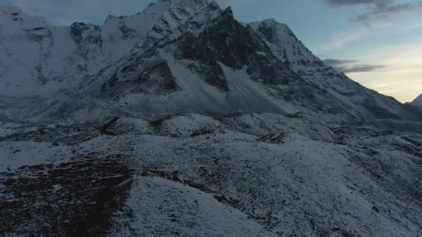 Ama Dablam Berg bij zonsondergang. Himalaya, Nepal. Luchtzicht — Stockvideo