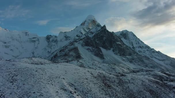 Ama Dablam hegy naplementekor. Himalája, Nepál. Légitekintés — Stock videók