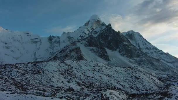 Góra Ama Dablam o zachodzie słońca. Himalaje, Nepal. Widok z powietrza — Wideo stockowe