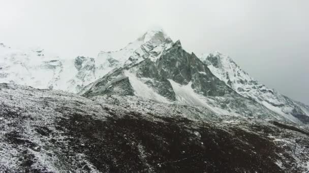 Ama Dablam Mountain y Cloudy Sky. Himalaya, Nepal. Vista aérea — Vídeos de Stock