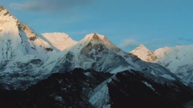 Gün batımında Island Peak Dağı. Hava Görünümü