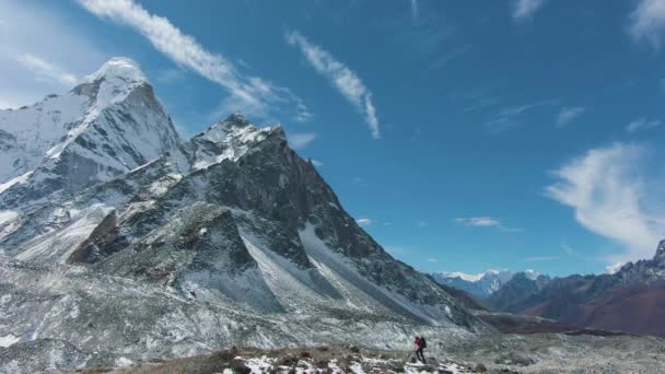 Ama Dablam Montanha e Homem com Pólos Caminhadas. Himalaia, Nepal. Vista aérea — Vídeo de Stock