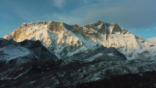 Nuptse Mountain en Lhotse South Face bij zonsondergang. Himalaya, Nepal. Luchtzicht — Stockvideo